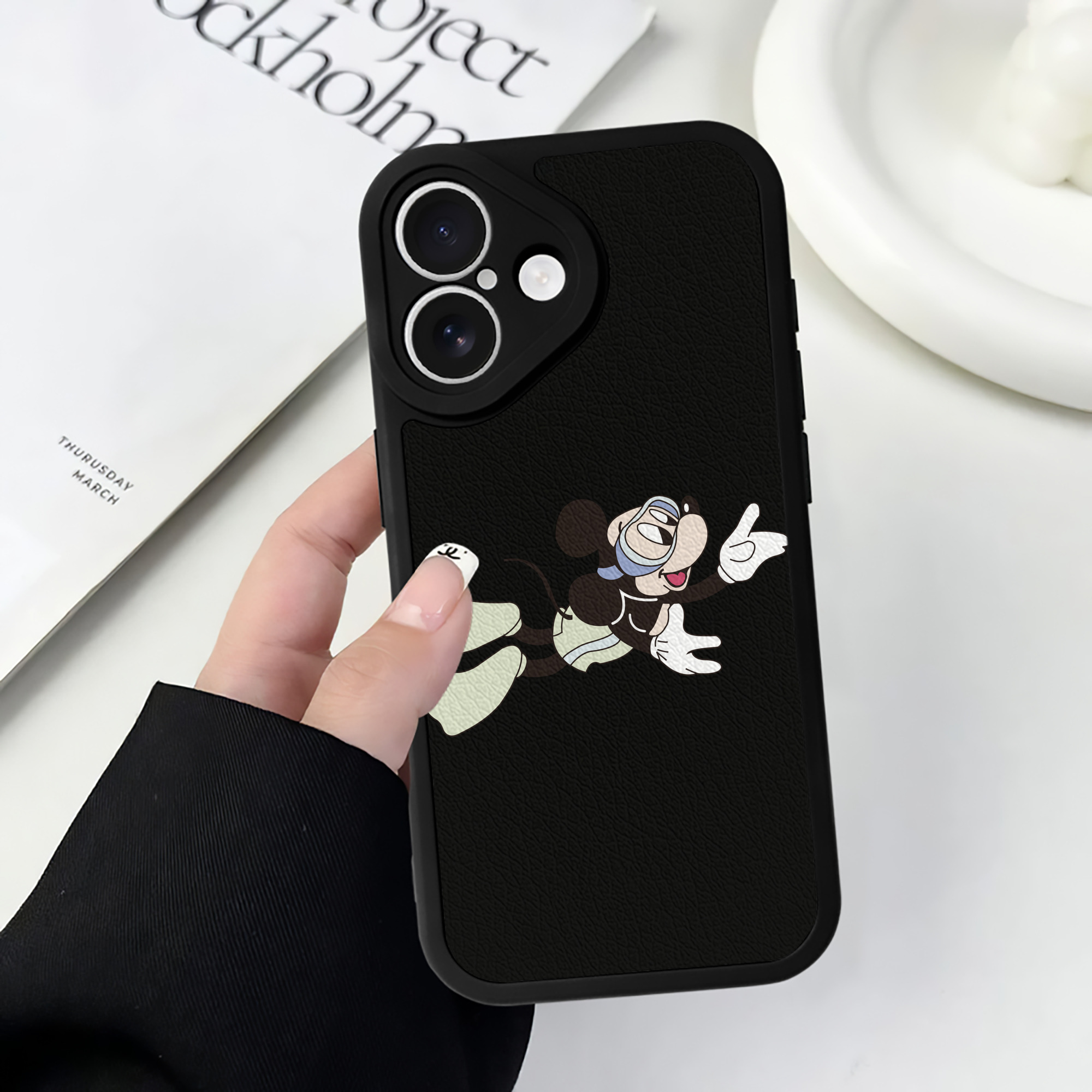 （画像用） ミッキーマウス Mickey Mouse 【iPhone 16シリーズ対応】シリコンスマホケース（レザー調） 材質：シリコン